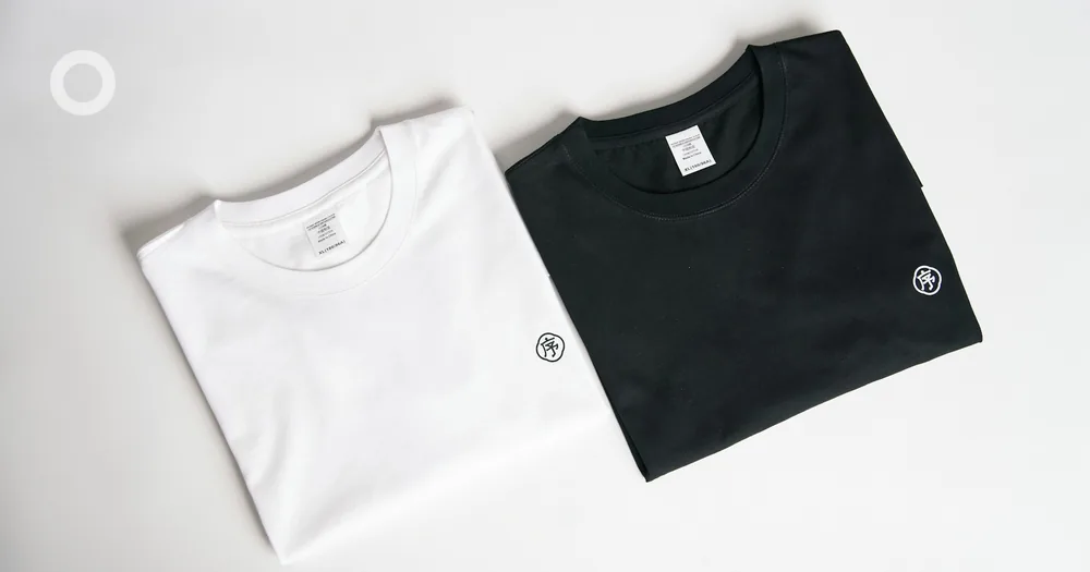Gefaltetes schwarzes und weißes T-Shirt als Symbol für Ordnung und klare Routinen