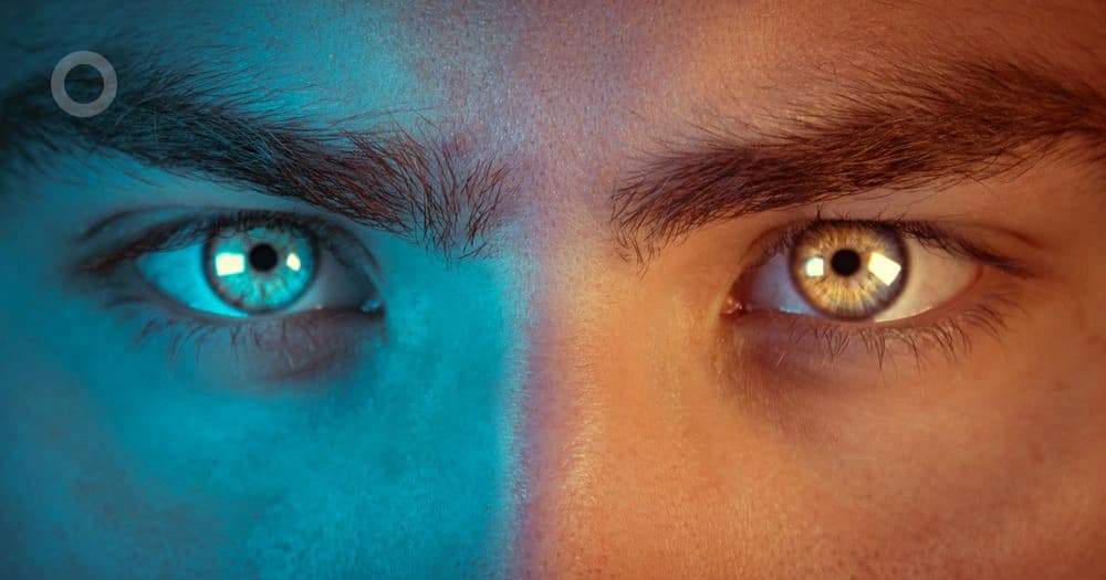 Nahaufnahme eines Gesichts, dessen linke Hälfte kalt-blau und dessen rechte Hälfte warm-orange beleuchtet ist – dasselbe Motiv in zwei unterschiedlichen Darstellungen